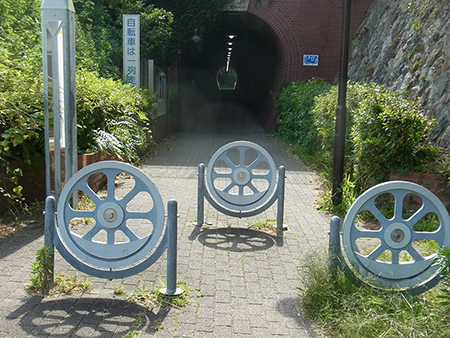 夏草やトンネル抜けて時空超へ