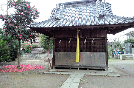 落ち椿神社の庭を朱に染めて